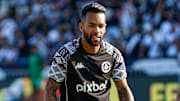 Identificado com a torcida vascaína, atacante de 32 anos ainda não definiu seu futuro 