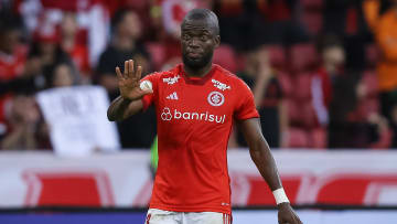 Valencia se recupera de lesão muscular no quadril direito.