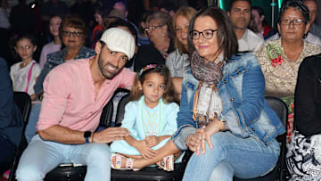 Toni Costa, su hija Alaïa y su madre disfrutando de una transmisión del programa Hoy Día