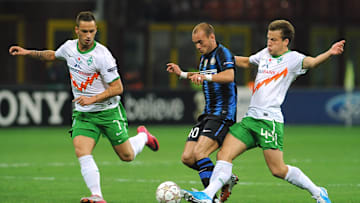 Marko Arnautovic (.) und Philipp Bargfrede (r.) gegen Inters Wesley Sneijder