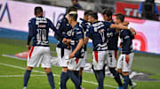 Jugadores de las Chivas del Guadalajara celebran un gol.