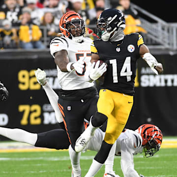 Dec 23, 2023; Pittsburgh, Pennsylvania, USA;  Pittsburgh Steelers wide receiver George Pickens outpaces the Cincinnati Bengals defense for an 86 yard touchdown in the first quarter at Acrisure Stadium. Mandatory Credit: Philip G. Pavely-Imagn Images