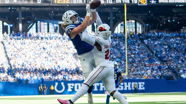 Colts tight end Tyler Warren (blue jersey) catches a contested pass against the Arizona Cardinals.