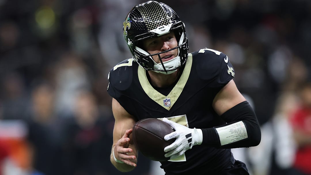 New Orleans Saints TE Taysom Hill looks to throw against the Atlanta Falcons on Nov. 23, 2025.