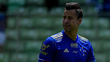 Em carta, jogadores do Cruzeiro lamentam situação do clube e anunciam greve. Confira. 