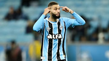 Wagner Leonardo é titular da zaga tricolor