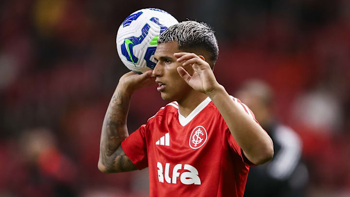 Aguirre é o lateral-direito titular do Colorado Aguirre é o lateral-direito titular do Colorado