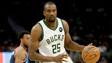 Serge Ibaka regresa a los Milwaukee Bucks 