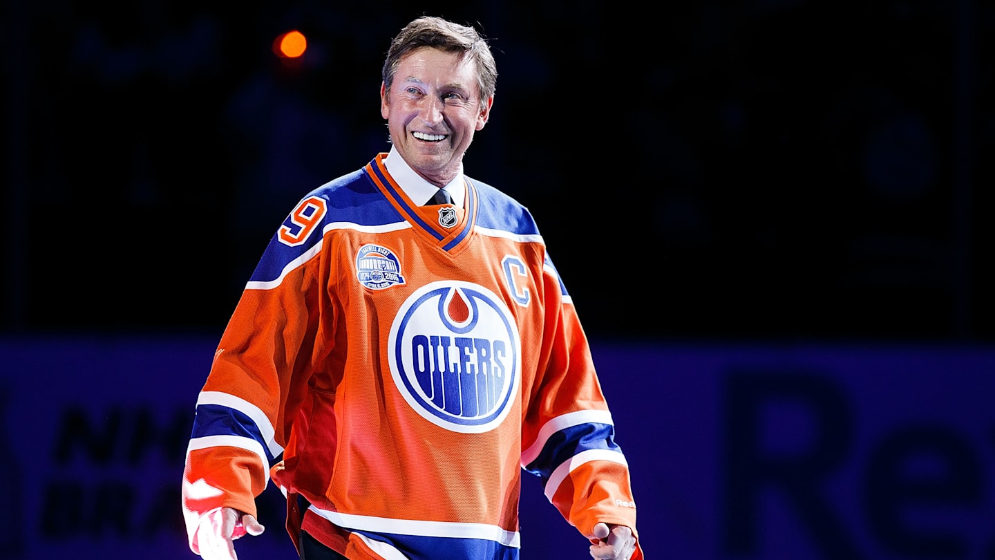 Caitlin Clark earns major praise from NHL legend