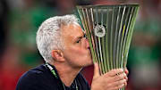 Mourinho besa el reciente trofeo de Europa con la Roma.