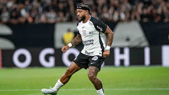 Memphis Depay segue em tratamento de uma lesão na coxa e desfalca o Corinthians contra o Vitória