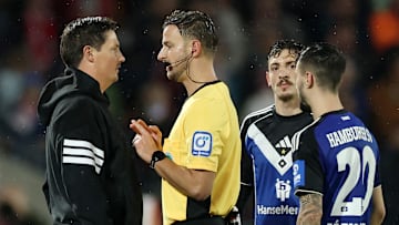 Merlin Polzin (l.) und der HSV waren mehrmals im Clinch mit Schiedsrichter Daniel Schlager. 
