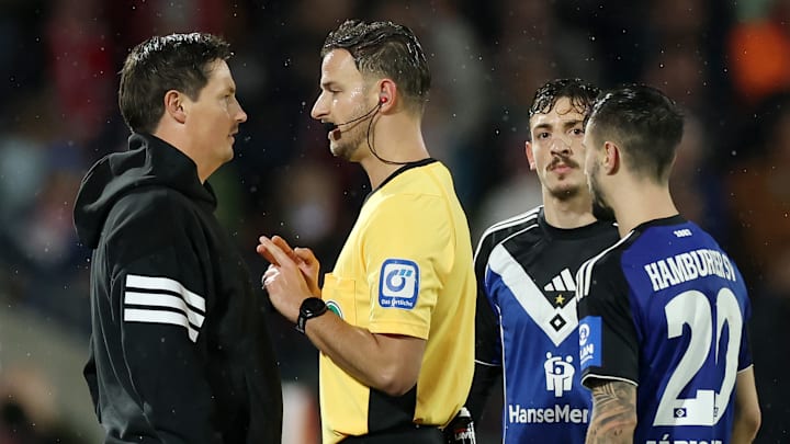 Merlin Polzin (l.) und der HSV waren mehrmals im Clinch mit Schiedsrichter Daniel Schlager.  Merlin Polzin (l.) und der HSV waren mehrmals im Clinch mit Schiedsrichter Daniel Schlager.