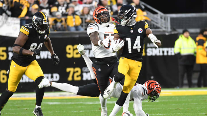 Dec 23, 2023; Pittsburgh, Pennsylvania, USA;  Pittsburgh Steelers wide receiver George Pickens outpaces the Cincinnati Bengals defense for an 86 yard touchdown in the first quarter at Acrisure Stadium. Mandatory Credit: Philip G. Pavely-USA TODAY Sports