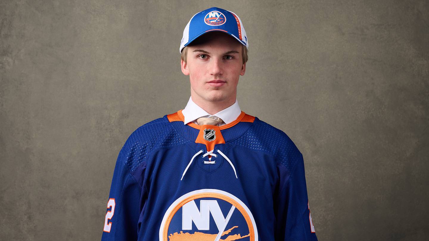 Islanders sign Calle Odelius to a three 