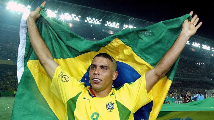 Autor de oito gols na Copa de 2002, Ronaldo brilhou dentro e fora dos gramados e  inovou com o corte de cabelo estilo 'Cascão'
