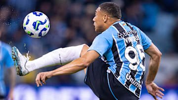 Carlos Vinicius pode receber sequência entre os titulares