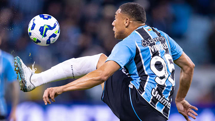 Carlos Vinicius pode receber sequência entre os titulares