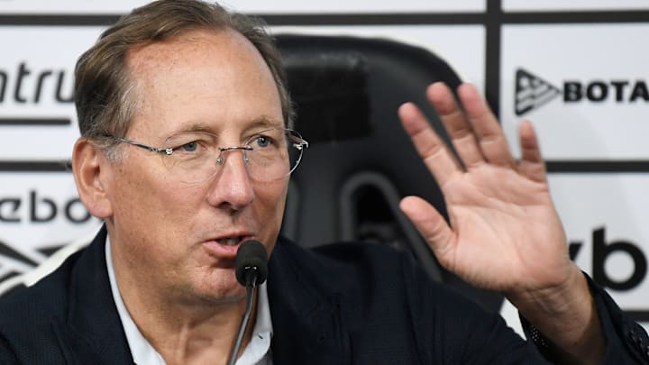 Torcida perde paciência com John Textor