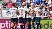 Jugadores de Rayados de Monterrey celebran un gol.
