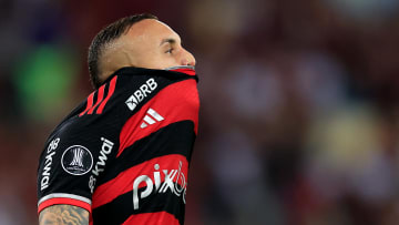 Com problema físico, Everton Cebolinha desfalca o Flamengo na Ligga Arena.