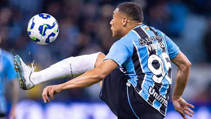 Carlos Vinicius conquistou lugar com ótimo futebol Carlos Vinicius conquistou lugar com ótimo futebol