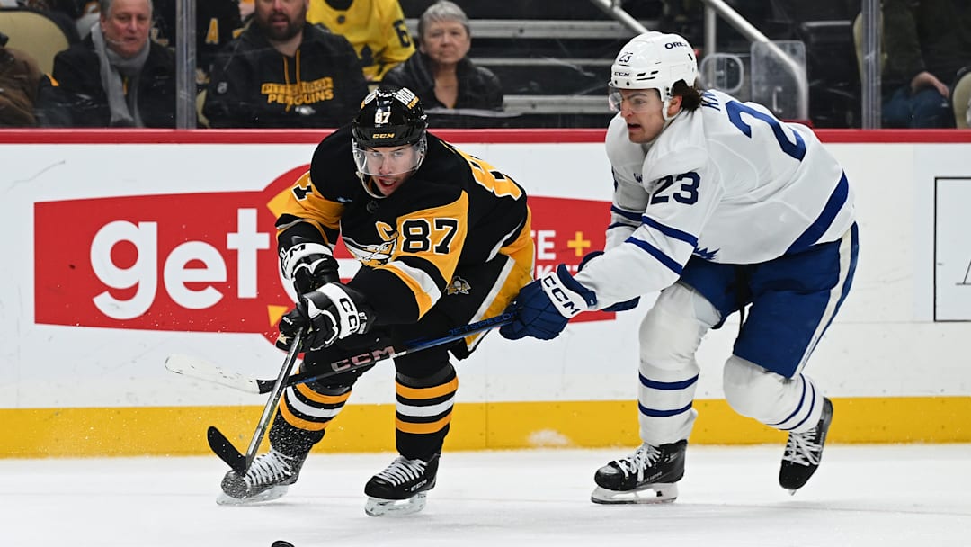 Sidney Crosby battles for the puck with Matthew Knies
