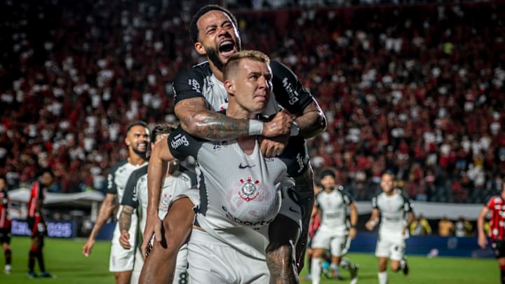 Charles, meio-campista do Corinthians em 2025