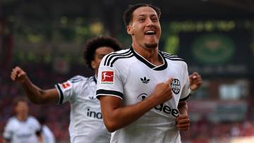 Sicherte sich nach seiner irren Tor-Show direkt den Spielball als Andenken: Frankfurts Dreierpacker Younes Ebnoutalib