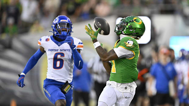 Oregon Ducks wide receiver Evan Stewart (7) catches a pass for a first down during the first half against Boise State Broncos