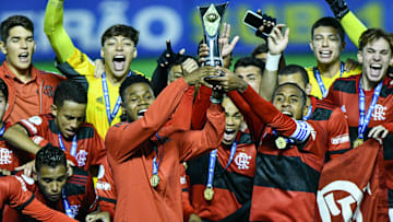 Matheus França vai renovar com o Flamengo até o final de 2026. Meia vai contar com multa de mais de R$ 630 milhões. 