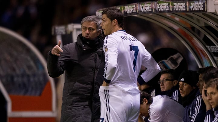 Mourinho le da indicaciones a CR7 previo al ingreso al campo de juego. Mourinho le da indicaciones a CR7 previo al ingreso al campo de juego.