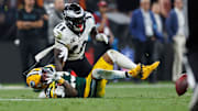 Varios jugadores de los Green Bay Packers y Philadelphia Eagles cayeron al suelo por el estado del césped del estadio brasileño