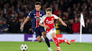 Desire Doue (l.) im Zweikampf mit Leandro Trossard