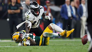 Varios jugadores de los Green Bay Packers y Philadelphia Eagles cayeron al suelo por el estado del césped del estadio brasileño