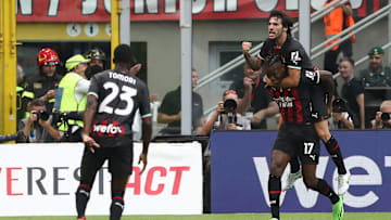 Il Milan esulta dopo il gol di Leao