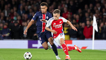 Desire Doue (l.) im Zweikampf mit Leandro Trossard