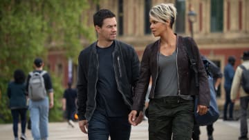 The Union. (L to R) Mark Wahlberg as Mike (Producer) and Halle Berry as Roxanne in The Union. Cr. Laura Radford/Netflix © 2023