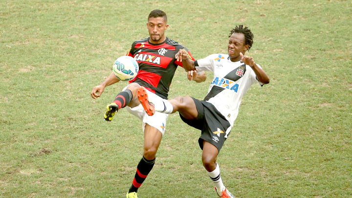 Zagueiro César Martins, ex-Flamengo, defende o Bolívar