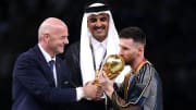 Gianni Infantino überreicht Lionel Messi den WM-Pokal