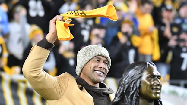 Oct 17, 2021; Pittsburgh, Pennsylvania, USA;  Pittsburgh Steelers former safety Troy Polamalu acknowledges fans during halfti