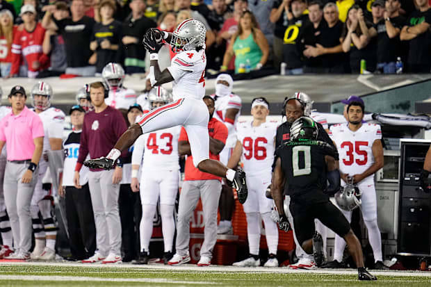 Smith makes a catch against Oregon.
