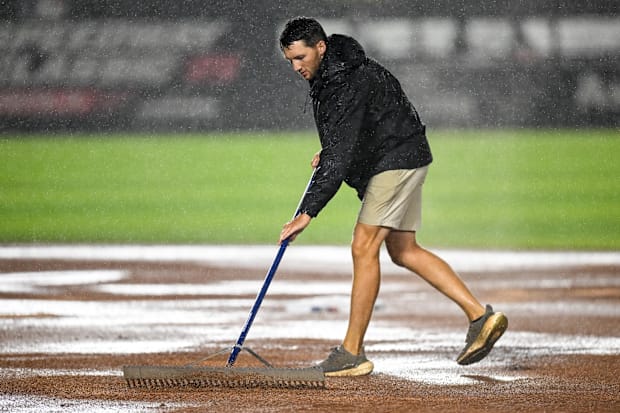 Grounds crew for Reds-Brave