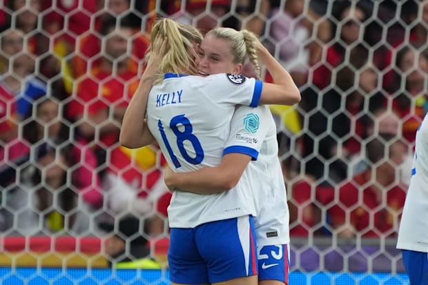 Cloe Kelly (solda) ve Rus Alesia.