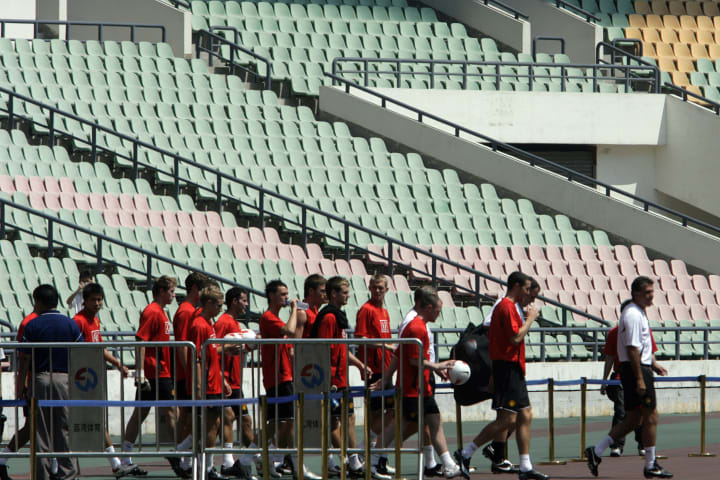 Manchester United's players make their w...
