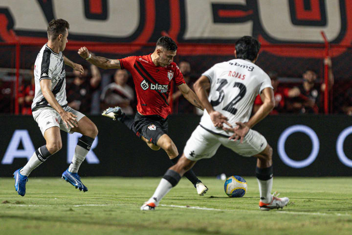 Atlético-GO foi superior, mas não matou a partida quando teve chances