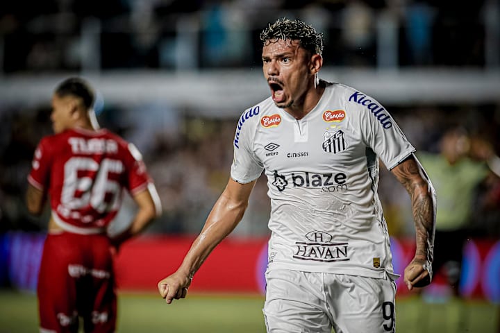 Tiquinho Soares, camisa 9 do Santos em 2025