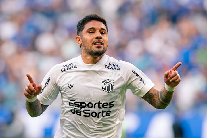 Galeano, com dois gols, calou o Mineirão