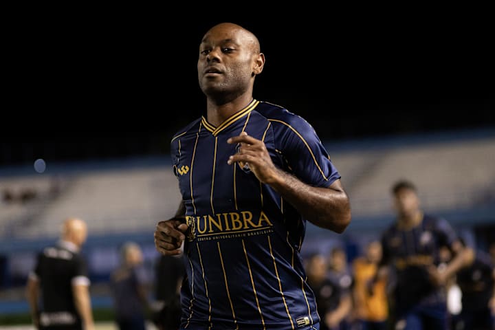 Vagner Love, aos 41 anos, em ação pelo Retrô-PE