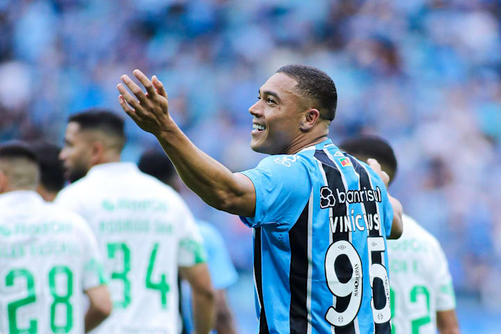 Carlos Vinícius anotou 3 gols contra o Juventude